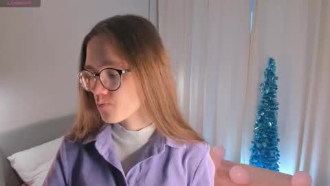 Snapshot of katinatonge chatting on 12-19-25, 08:32 Scarlett online show from 12-19-25, 08:32