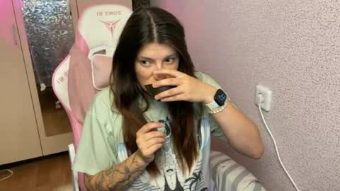 Snapshot of katrin_kristal chatting on 04-27-26, 05:11 naked in pvt show 100 tk online show from 04-27-26, 05:11