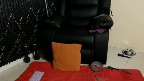 Snapshot of katt_bdsm chatting on 09-17-25, 05:03 Katt online show from 09-17-25, 05:03