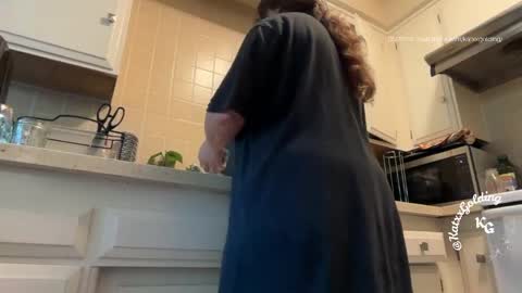 Snapshot of katxxgolding chatting on 05-22-26, 06:46 Princesse Kat online show from 05-22-26, 06:46