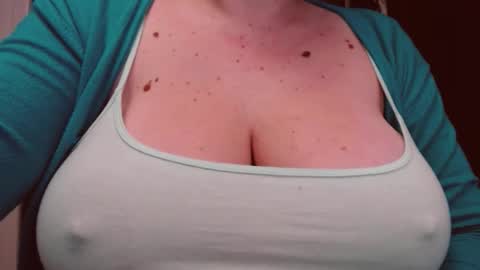 Snapshot of katynextdoor chatting on 12-22-25, 04:20 Katy online show from 12-22-25, 04:20