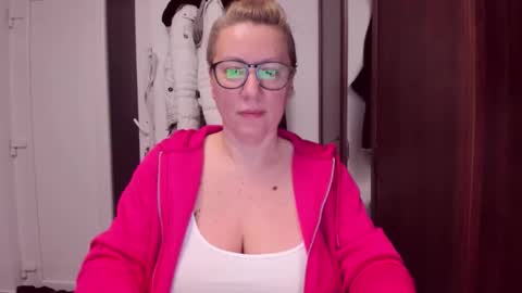 Snapshot of katynextdoor chatting on 01-13-26, 02:39 Katy online show from 01-13-26, 02:39