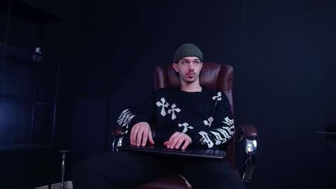 Snapshot of kaydendrew chatting on 12-15-25, 05:12 KaydenDrew online show from 12-15-25, 05:12