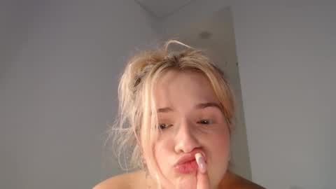 Snapshot of kaylaaaa111 chatting on 02-09-25, 10:31 khaleesi online show from 02-09-25, 10:31