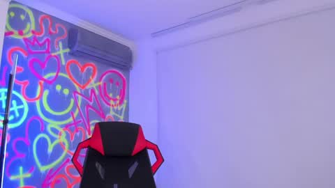 Snapshot of kayle______ chatting on 12-17-24, 11:05 INSTAjohedija online show from 12-17-24, 11:05