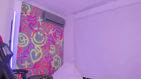 Snapshot of kayle______ chatting on 12-21-24, 10:40 INSTAjohedija online show from 12-21-24, 10:40