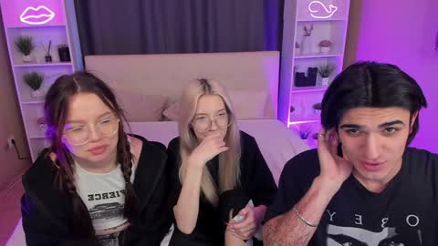 Snapshot of kebesheska chatting on 12-22-24, 08:25 Seb Polly Roxy Jonny online show from 12-22-24, 08:25