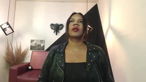 Snapshot of keiraluna chatting on 12-15-25, 07:18 online show from 12-15-25, 07:18