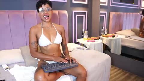 Snapshot of kelly__thomson chatting on 06-09-26, 01:01 kelly__thomson online show from 06-09-26, 01:01