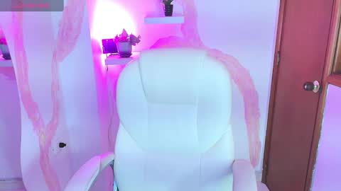 kellyMillian  online show from 01-24-25, 07:49