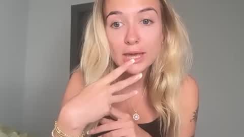 Snapshot of kelseyblu chatting on 05-17-26, 12:08 Kelsey Blu online show from 05-17-26, 12:08