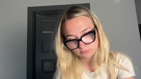 Snapshot of kelseyblu chatting on 06-16-26, 11:29 Kelsey Blu online show from 06-16-26, 11:29
