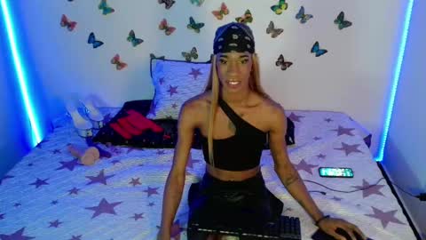 Snapshot of kendallgil chatting on 01-10-25, 04:22 kendallgil online show from 01-10-25, 04:22