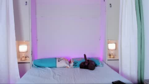 Kendal online show from 04-21-26, 04:30