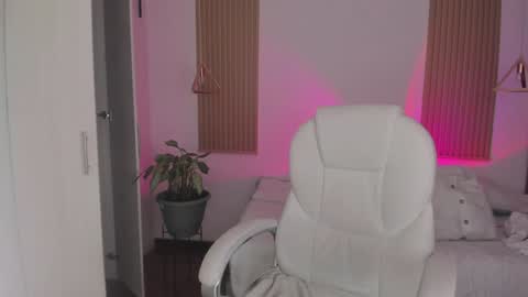 Kendall  online show from 09-22-25, 08:33