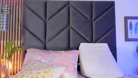 Snapshot of kendalross28 chatting on 11-19-25, 04:07 Kendall online show from 11-19-25, 04:07