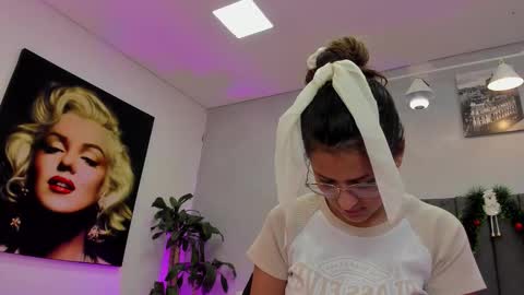 Snapshot of kendra_london chatting on 12-20-25, 11:50 Kendra London online show from 12-20-25, 11:50