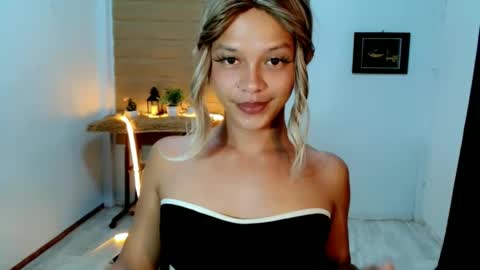 kendra_lunaxx online show from 05-20-26, 11:00