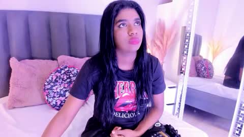 kendrachavez_ online show from 11-17-25, 10:37