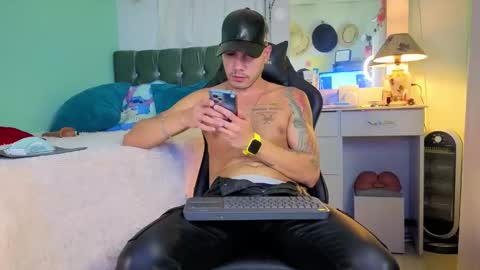 Snapshot of kenfenty chatting on 10-18-25, 01:30 Chriss Morales online show from 10-18-25, 01:30