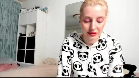 Kenzie online show from 03-09-25, 07:12