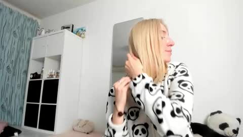 Kenzie online show from 10-25-25, 06:02