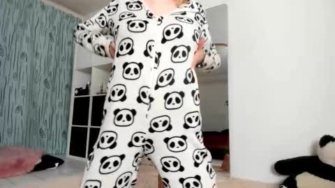 Kenzie online show from 11-21-25, 04:22