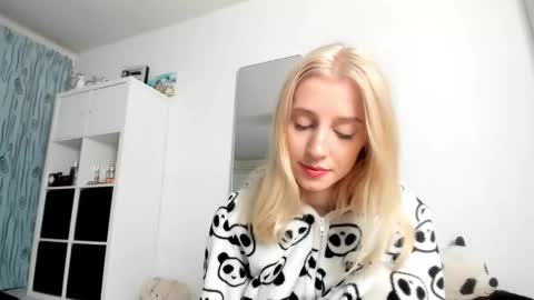 Kenzie online show from 11-22-25, 04:33