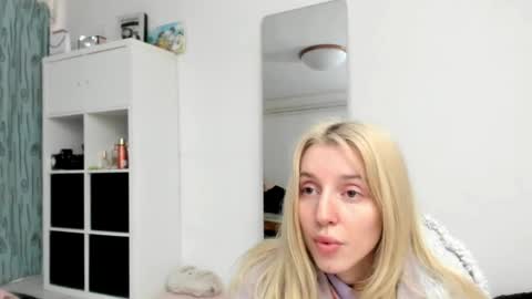 Snapshot of kenziedawton chatting on 05-10-26, 01:49 Kenzie online show from 05-10-26, 01:49