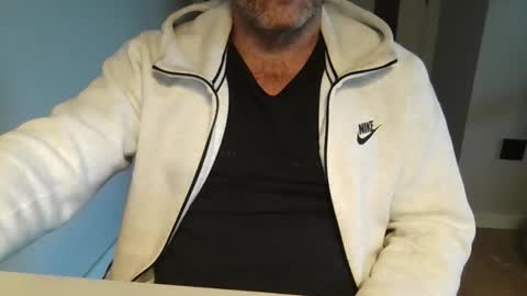 Snapshot of kermitgp3 chatting on 12-17-25, 04:02 Anton online show from 12-17-25, 04:02