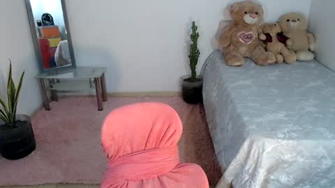 Snapshot of kesha_brooks chatting on 07-31-26, 04:39 Mia online show from 07-31-26, 04:39