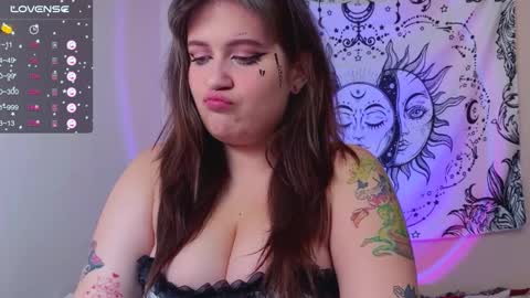 Snapshot of keshamoon chatting on 01-09-25, 04:49 Kesha online show from 01-09-25, 04:49