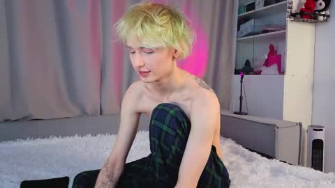 Snapshot of kessy_white chatting on 12-17-25, 12:27 Kessy online show from 12-17-25, 12:27