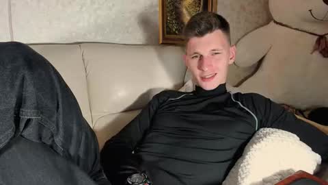 Snapshot of kevin_hornyyy chatting on 09-30-25, 01:05 kevin online show from 09-30-25, 01:05