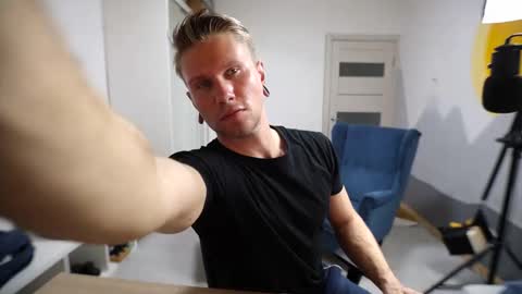 Snapshot of kevin_park chatting on 10-06-25, 12:24 Kev online show from 10-06-25, 12:24