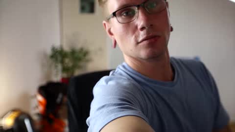 Snapshot of kevin_park chatting on 10-11-25, 11:42 Kev online show from 10-11-25, 11:42