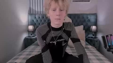 Snapshot of kevinm1lky chatting on 11-11-25, 03:12 Kevin online show from 11-11-25, 03:12