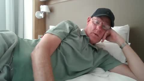 Snapshot of kevlooking4sez chatting on 06-19-26, 01:48 kevlooking4sez online show from 06-19-26, 01:48
