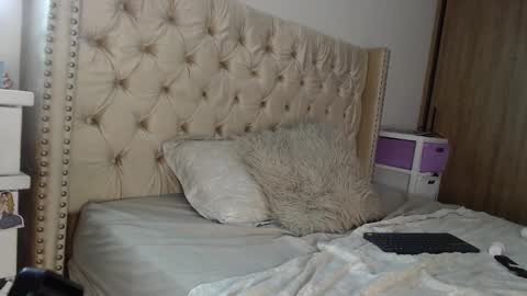 Snapshot of khloe33 chatting on 02-21-25, 07:01 khloe33 online show from 02-21-25, 07:01