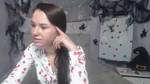 Snapshot of kiaracriegs chatting on 10-19-25, 05:46 Kara online show from 10-19-25, 05:46