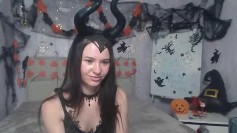 Snapshot of kiaracriegs chatting on 10-31-25, 09:05 Kara online show from 10-31-25, 09:05