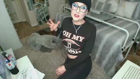 Snapshot of kiarose chatting on 11-21-25, 12:10 Kia Rose online show from 11-21-25, 12:10