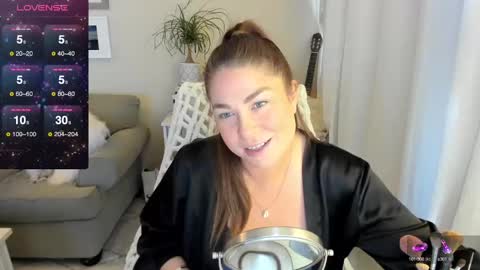 Snapshot of kierareines chatting on 01-18-25, 07:15 Kiera Reines online show from 01-18-25, 07:15