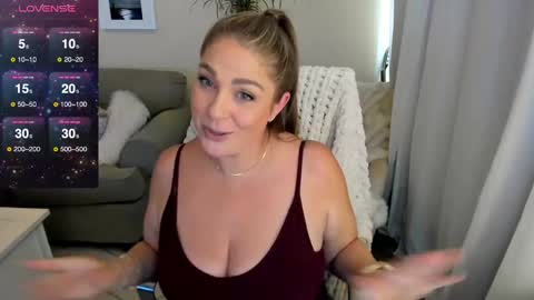 Snapshot of kierareines chatting on 09-17-25, 11:50 Kiera Reines online show from 09-17-25, 11:50