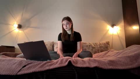 Ola my name is Lissa  Lets hit 10 Thumbs Up together   online show from 03-06-26, 12:34