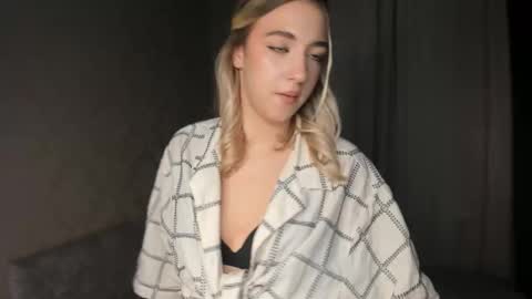 Snapshot of kiki_bloom chatting on 12-02-25, 03:07 Bella online show from 12-02-25, 03:07