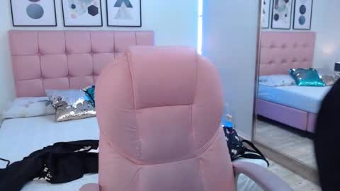 Snapshot of kiki_cams chatting on 10-22-25, 04:18 kIKI online show from 10-22-25, 04:18