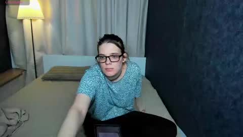 Kiki online show from 03-08-25, 01:47