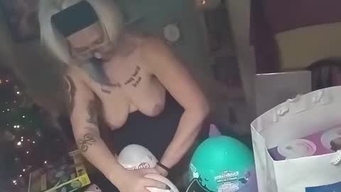 kikilovespartylights online show from 12-21-24, 12:49