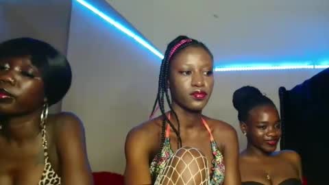 Snapshot of kimberly_chloe chatting on 11-18-25, 04:00 Kimberly online show from 11-18-25, 04:00